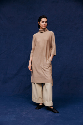 Bilde av CATHRINE HAMMEL MERINO WIDE TURTLENECK DRESSW/ SHORT SLEEVE