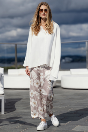 Bilde av ANEMONE DREAM BLOUSE OFFWHITE ONE SIZE DAME