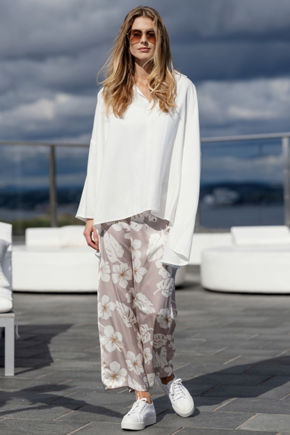 Bilde av ANEMONE DREAM BLOUSE OFFWHITE ONE SIZE DAME